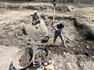Egypttí pracovníci vykopávají sochu Ramesse II. (9. bezna 2017)