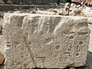 ást obelisku, který byl také objeven na míst nálezu sochy v nadivotní...