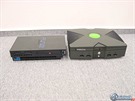 Vlevo PlayStation 2, vpravo Xbox