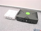 Vlevo Dreamcast, vpravo Xbox