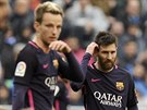 Barcelonský útoník Lionel Messi (vpravo) a záloník Ivan Rakiti sledují...