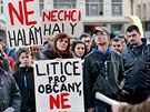 Na nmst Republiky v Plzni demonstrovali lid proti plnovan vstavb...