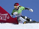 eská snowboardistka Ester Ledecká v osmifinálové jízd v paralelním slalomu na...