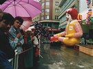 Slavnostní otevení restaurace McDonald's v Ostrav 16.7.1993.