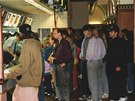 Otevení McDonalds ve Vodikov ulici v Praze 20. bezna 1992.