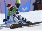 Snowboardistka Ester Ledecká bhem tvrtfinálové jízdy v obím slalomu na...