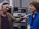 Keith Richards a Mick Jagger v zákulisí turné Rolling Stones
