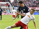 Útoník Wolfsburgu Mario Gomez v souboji s obráncem RB Lipska Willi Orbanem.