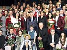 Karel Gott a Sagvan Tofi s tvůrci a herci muzikálu Čas růží (16. března 2017)