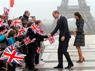 Princ William a vévodkyn Kate pi setkání se studenty na námstí Trocadero...