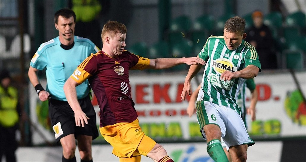 Michal Bezpalec z Dukly (vlevo) v souboji o mí� s Michalem Hubínkem z Bohemians.