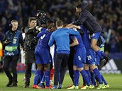 POSTUPOVÁ EUFORIE. Fotbalisté Leicesteru se radují z postupu do čtvrtfinále...