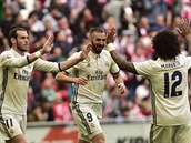 Karim Benzema z Realu Madrid slav se spoluhri Marcelem a Garethem Balem gl...