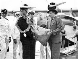 První letecká doprava pošty společností Pan Am na Havaj v roce 1935.