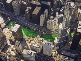 DEN PATRIKA. Letecký snímek ukazuje eku protékající Chicagem obarvenou na...