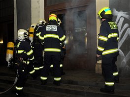 Hasii ped vstupem do vestibulu Masarykova nádraí, kde hoel automatu na kávu.