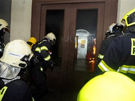 Hasii ped vstupem do vestibulu Masarykova nádraí, kde hoel automatu na kávu.