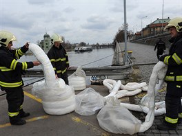 Po zamezení rozíení skvrny hasii pivolali pracovníky Odboru ivotního...