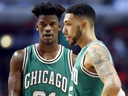 Jimmy Butler (vlevo) a Denzel Valentine z Chicaga v zelených dresech ke Dni...