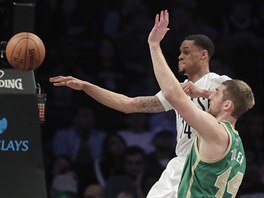 Tyler Zeller (v zeleném) z Bostonu a K. J. McDaniels z Brooklynu bojují o mí.