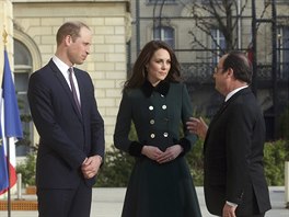 Britský princ William, vévodkyn Kate a francouzský prezident Francois Hollande...