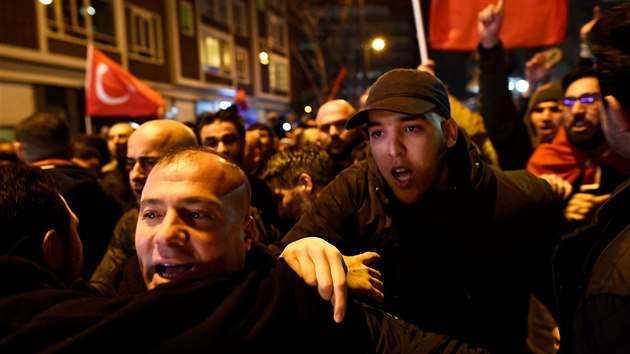 Demonstrantům v Rotterdamu se nelíbil zásah nizozemských úřadů proti tureckým politikům. (11.3. 2017)