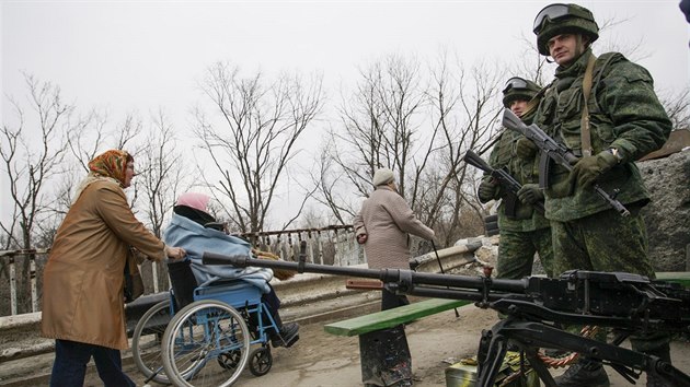 Checkpoint proruskch separatist u vesnice Luhanska na vchod Ukrajiny (7. bezna 2017)