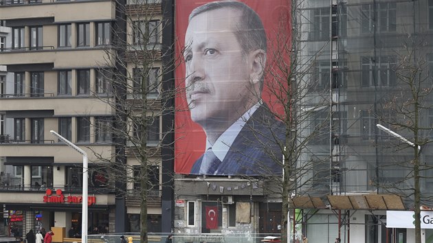 Ob portrt tureckho prezidenta Erdogana na istanbulskm nmst Taksim (15. bezna 2017)