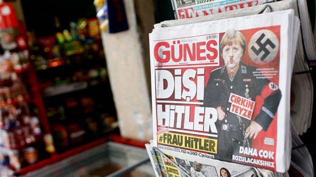 Turecký provládní list Güneş zveřejnil na titulní straně fotomontáž zpodobňující německou kancléřku Angelu Merkelovou jako Hitlera (17. března 2017)
