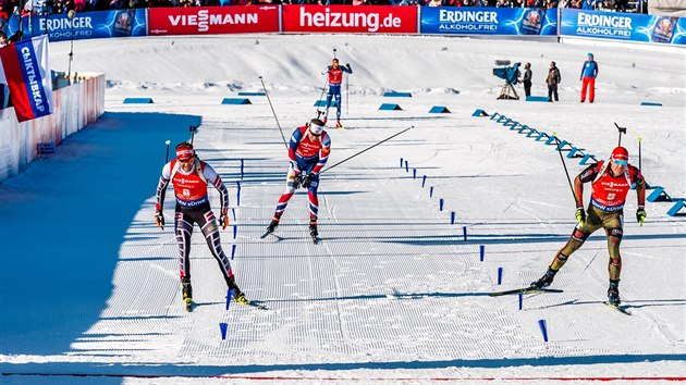 FINI. Zvr sthacho zvodu v Kontiolahti. Vpravo je vtz Peiffer, vlevo druh Eder, tsn za nimi Svendsen a v dlce Moravec.