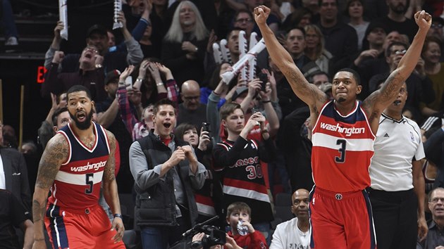 Markieff Morris (vlevo) a Bradley Beal z Washingtonu oslavuj vtzn ko proti Portlandu.