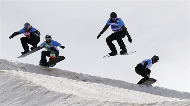 Snowboardcross mu na MS: Zcela vpravo je esk reprezentant Jan Kubik.