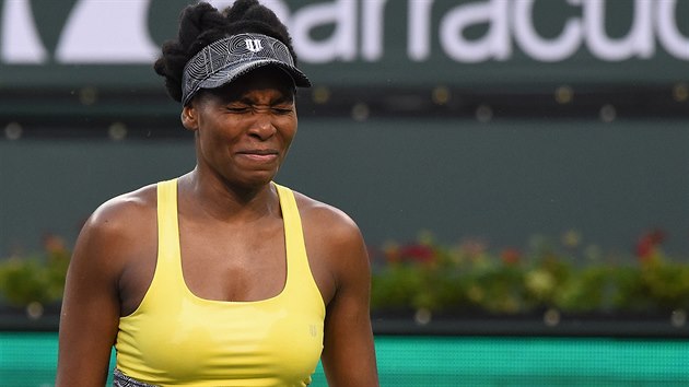 Venus Williamsov po nepovedenm deru ve tvrtfinle v Indian Wells.