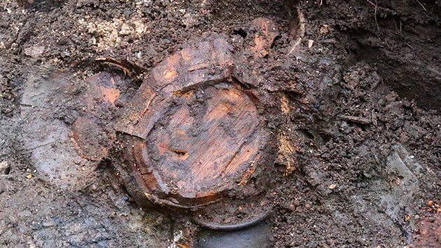 Dřevěné skládané misky ve středověké jímce nalezené v rámci záchranného archeologického výzkumu v chebské Provaznické ulici.