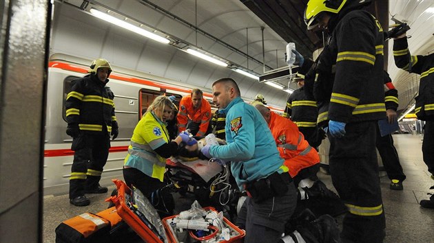 Pd lovka do kolejit ve stanici Florenc zastavil provoz na sti metra B (15.3.2017)