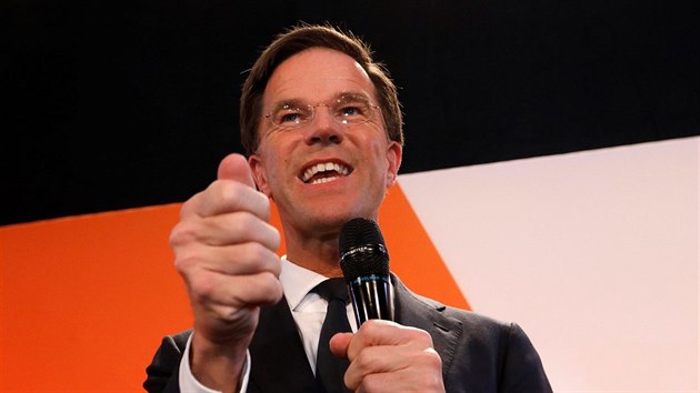 f VVD Mark Rutte zdrav sv pznivce po oznmen odhad vsledk nizozemskch voleb (15.3.2017)