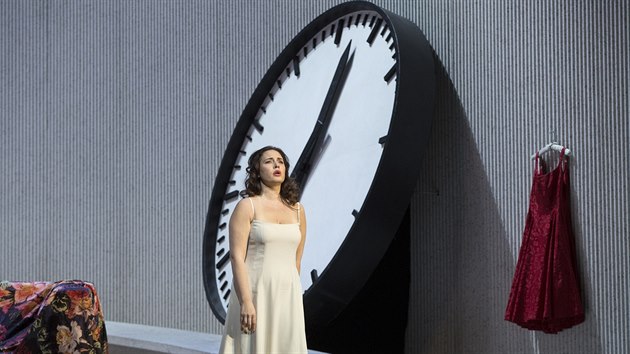 Sonja Joneva jako Violetta Valry ve Verdiho La traviat v Metropolitn opee