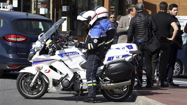 Francouzsk policie zasahovala po stelb na kole ve mst Grasse (16. bezna 2017)