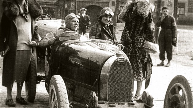 Manel enk a Elika Junkovi startovali v roce 1926 na zvod Zbraslav  Jlovit se dvma ptatictkami - Elika se zkladn T35, enk se silnj T35B.