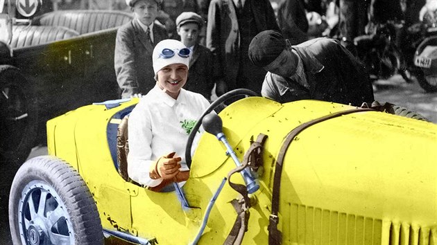 Kolorovaná fotografie ukazuje, že Eliška Junková jezdila se žlutou bugatti.