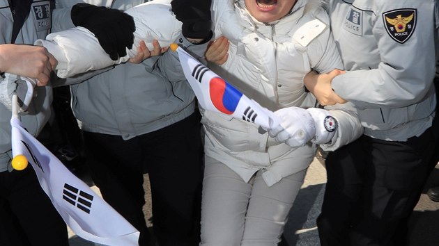 Jihokorejsk stavn soud kvli korupci sesadil prezidentku Pak Kun-hje. Jedni slavili, druz protestovali (10. bezen 2016).