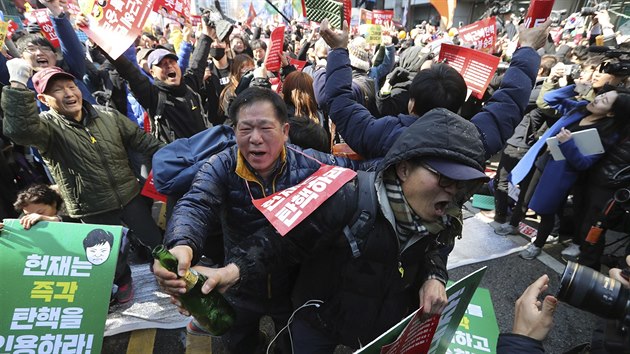 Jihokorejsk stavn soud kvli korupci sesadil prezidentku Pak Kun-hje. Jedni slavili, druz protestovali (10. bezen 2016).