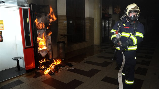 Ve vestibulu Masarykova ndra vzpll automat na kvu (10. bezen 2017).