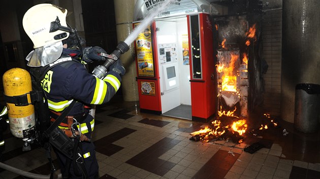 Ve vestibulu Masarykova ndra vzpll automat na kvu (10. bezen 2017).