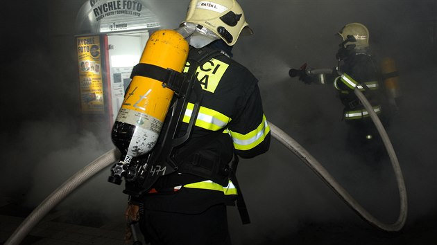 Ve vestibulu Masarykova ndra vzpll automat na kvu (10. bezen 2017).