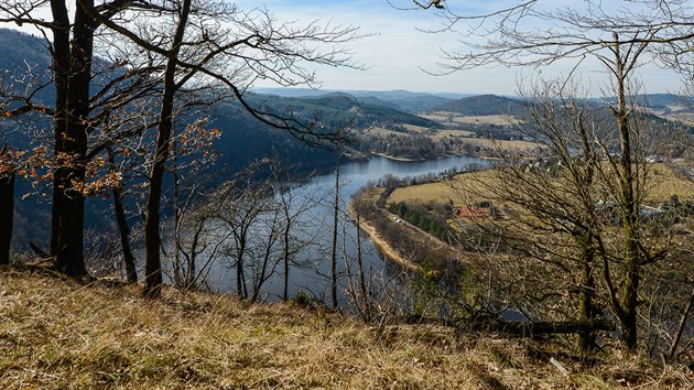 Pohled z hrany vltavskho kaonu k zpadu. Vlevo vrch Drbkov