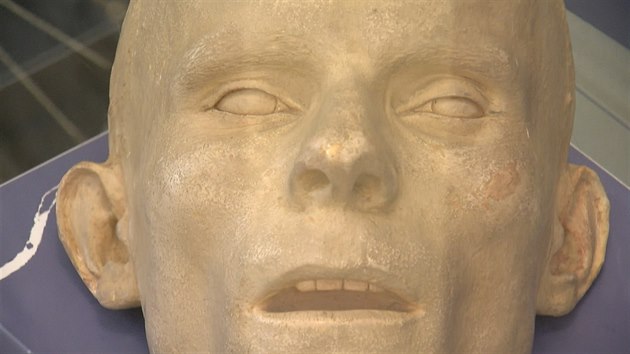 Zlo odlité do sádry. Posmrtná maska sériového vraha Mrázka - iDNES.tv