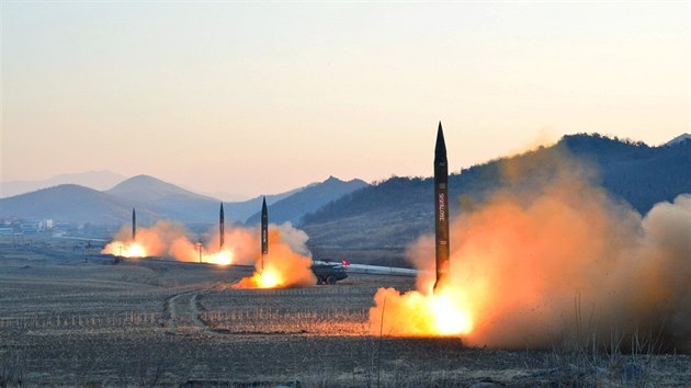 KIMOVY RAKETY. Severokorejsk agentura KCNA zveejnila fotografie cvinho odpalu balistickch raket, na kter dohlel i vdce Kim ong-un.
