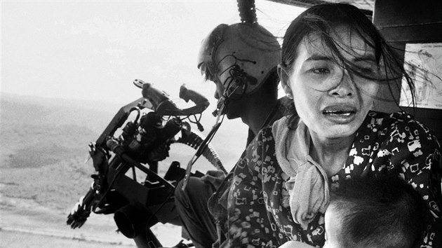Americk vrtulnk evakuuje vietnamsk uprchlky z Tuy Hoa. (22. bezna 1975)