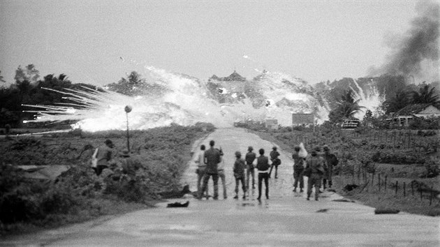 Jihovietnamt vojci spolu s reportry zahraninch mdi sleduj napalmov bombardovn chrmu Cao Dai u msta Trang Bang. (8. ervna 1972)